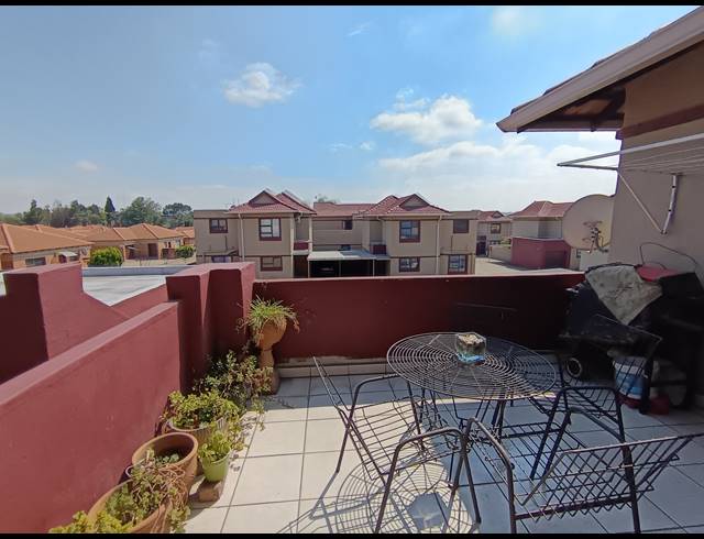 3 BEDROOM TOWNHOUSE FOR SALE IN NEW MARKET PARK